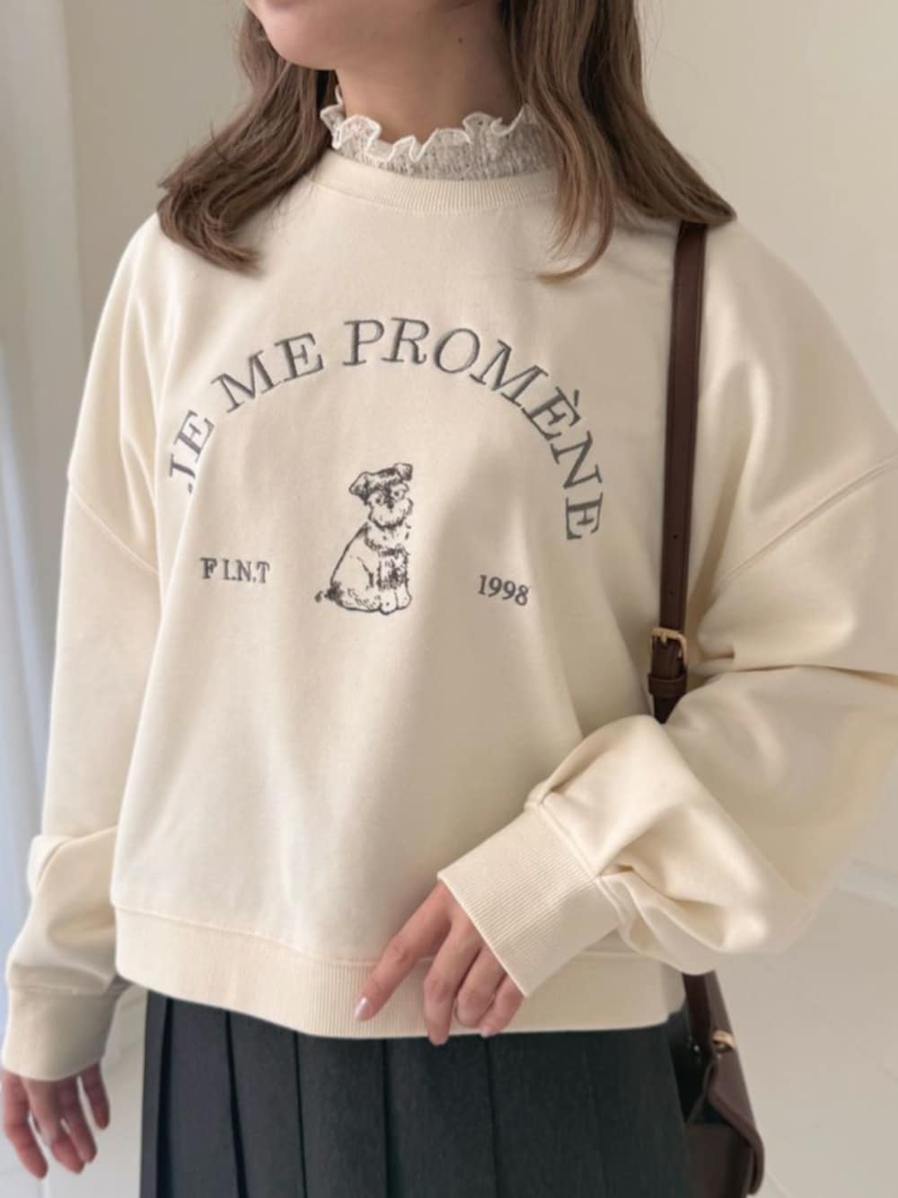 ブラウン系のローファー、ホワイト系のTシャツ/カットソー、ブラウン系のショルダーバッグを着用したレディースの冬コーディネートの3枚目の写真