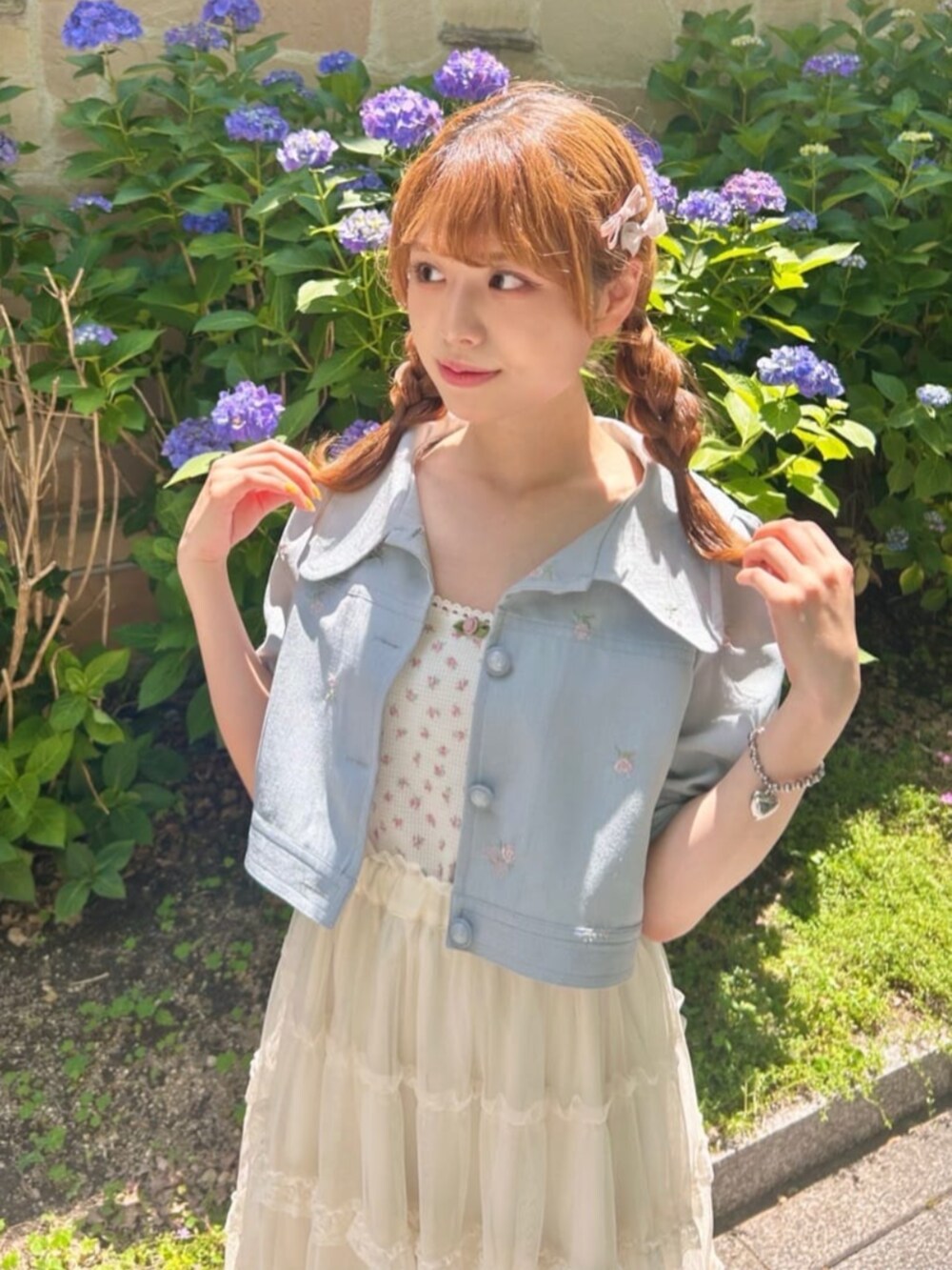 ホワイト系のサンダル、グレー系のその他アウター、ホワイト系のスカートを着用したレディースの夏コーディネートの3枚目の写真
