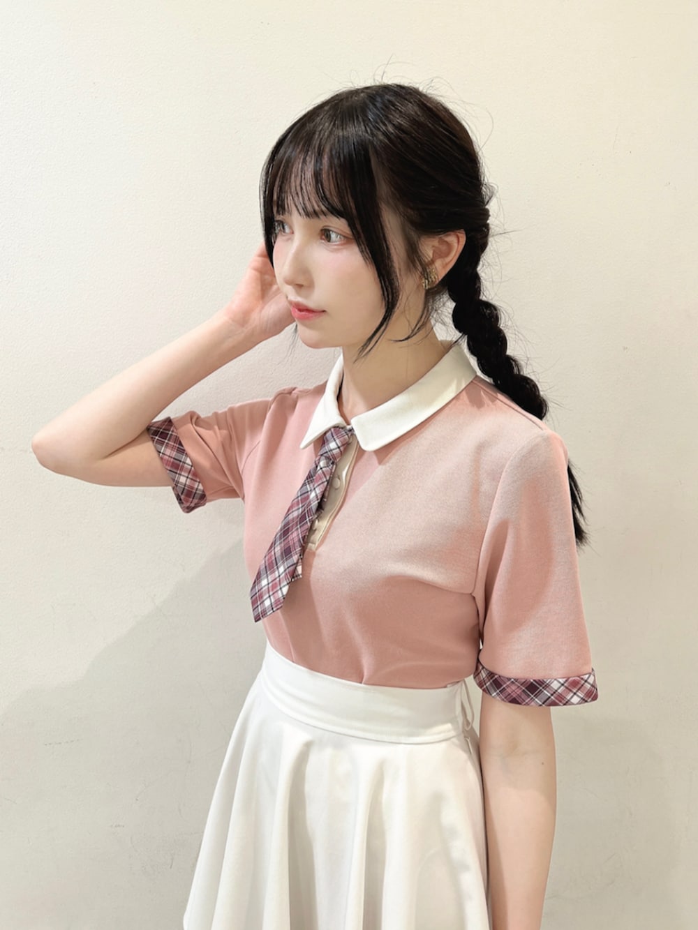 「fint、an another angelus、骨格ウェーブ、骨格ナチュラル、ブルべ、春コーデ、夏コーデ、お出かけコーデ、ディズニーコーデ、ポロシャツ、ネクタイ、チェック、レイヤードスタイル、スカート、サンダル」｜「F i.n.tの裾チュールサーキュラーミニスカート（スカート、ホワイト系）」を使った、F i.n.tさん（骨格ウェーブ・レディース・157cm）の春コーディネートの2枚目の写真