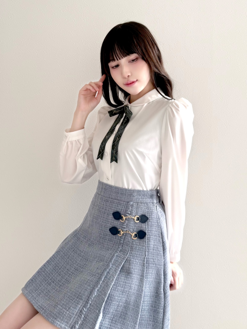 ブラック系のバレエシューズ、グレー系のスカートを着用したレディースの冬コーディネートの3枚目の写真