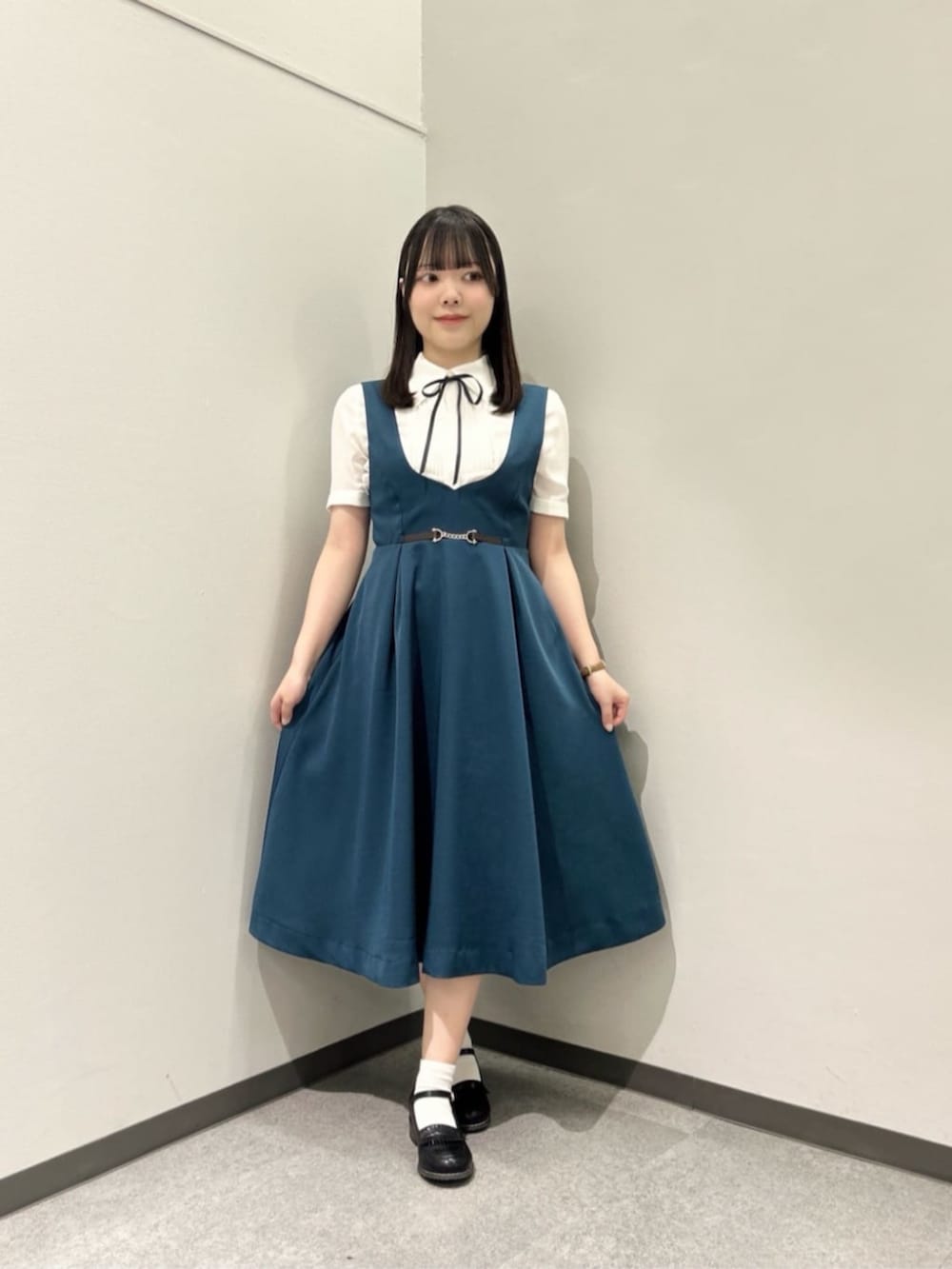 「fint、an another angelus、骨格ウェーブ、イエベ春、低身長、春コーデ、レトロ、プレッピー、ブラウス、リボン、ジャンパースカート、ジャンスカ、チェーン、サッチェルバッグ、ローファー」｜「F i.n.tのダブルベルト縦型サッチェルバッグ（ハンドバッグ、ブラウン系）」を使った、F i.n.tさん（骨格ウェーブ・レディース・153cm）の春コーディネートの3枚目の写真