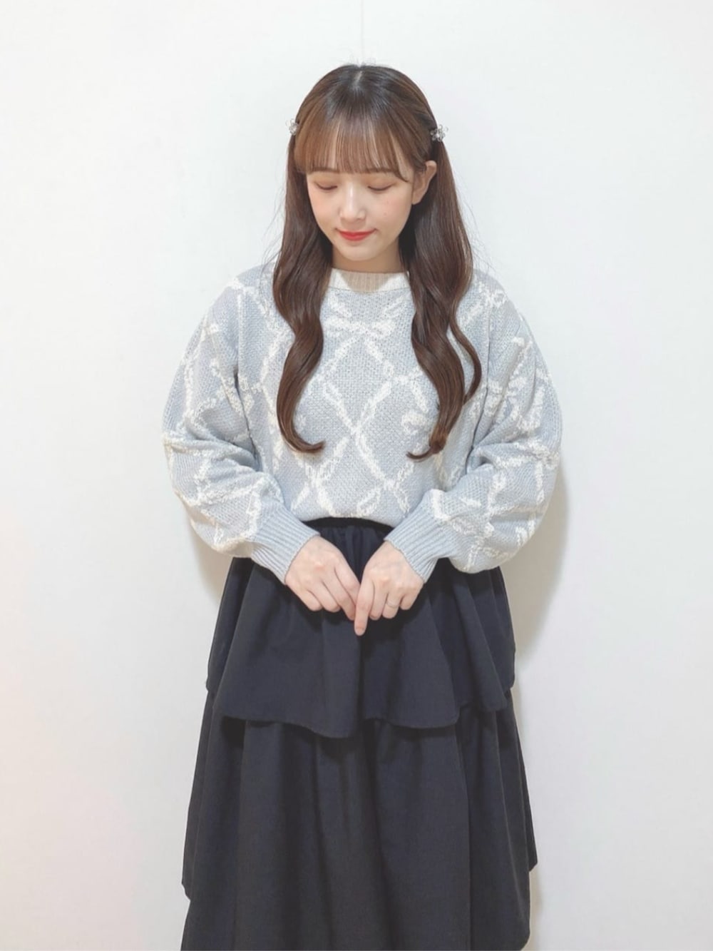 「fint、an another angelus、骨格ウェーブ、イエベ春、低身長、低身長コーデ、秋冬コーデ、秋コーデ、ガーリー、スニーカーコーデ、ニット、ニットコーデ、リボン、ティアードスカート、スニーカー」|「F i.n.tのレース使いローテクスニーカー(スニーカー、ホワイト系)」を使った、F i.n.tさん(レディース・150cm)の秋コーディネートの2枚目の写真