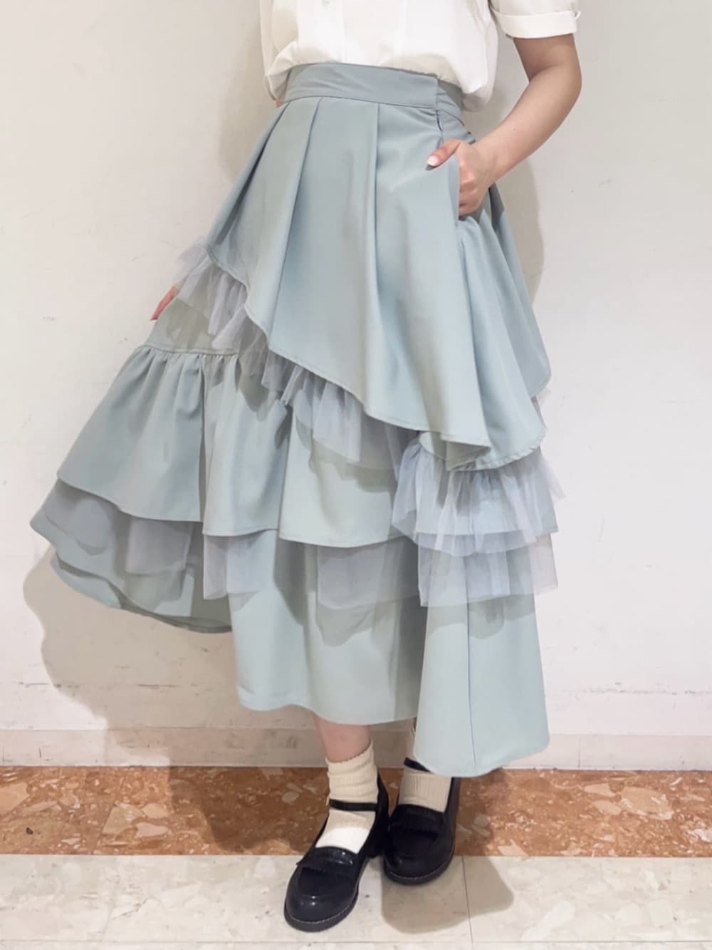 「fint、an another angelus、骨格ウェーブ、イエベ春、春コーデ、夏コーデ、お出かけコーデ、ブラウス、刺繍、スカート、ティアードスカート、ティアード、フリル、チュール、ローファー」|「F i.n.tのストラップローファー(ローファー、ブラック系)」を使った、F i.n.tさん(骨格ウェーブ・レディース・159cm)の春コーディネートの2枚目の写真