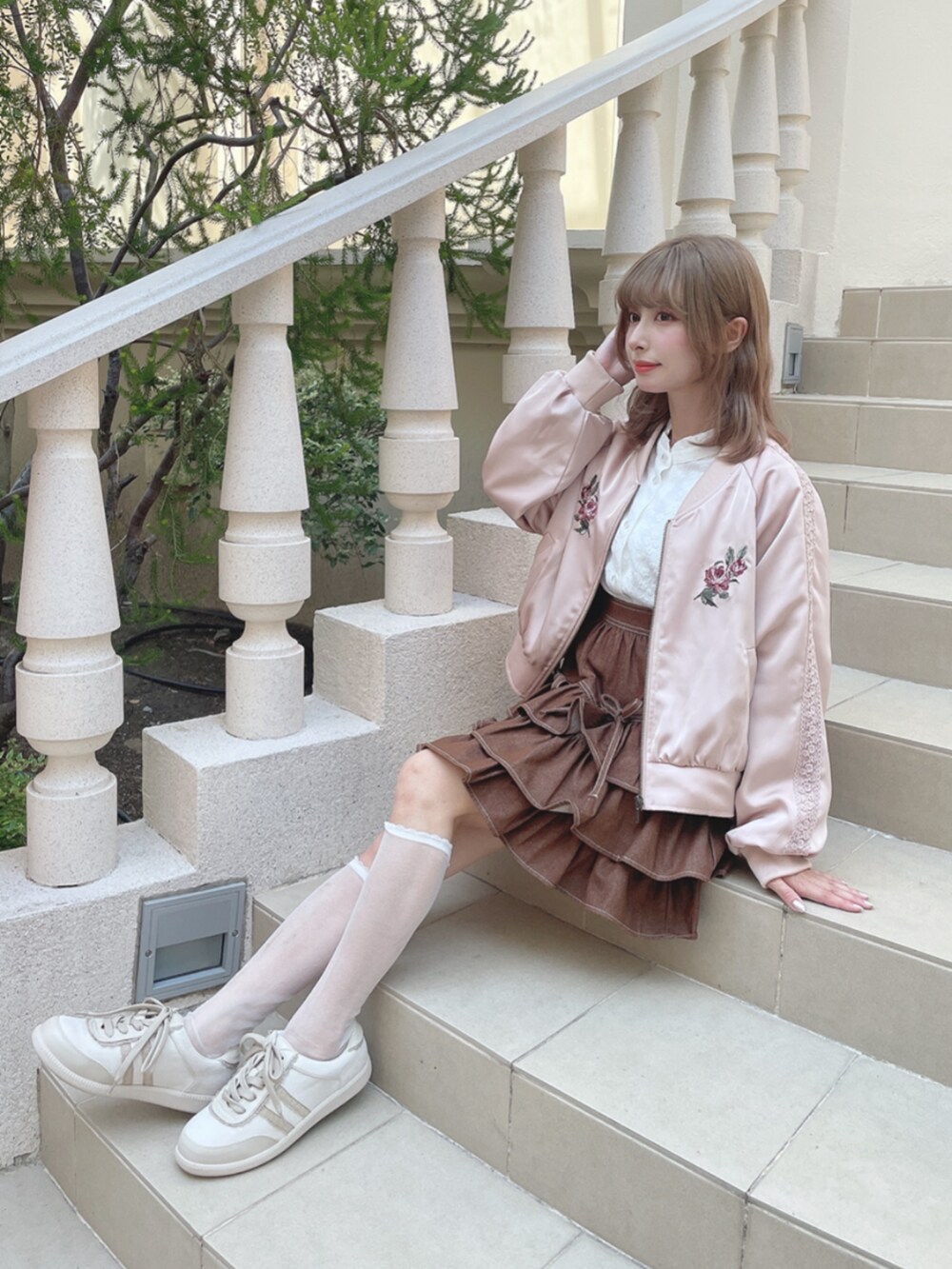 ホワイト系のスニーカー、ホワイト系のシャツ/ブラウス、ブラウン系のスカートを着用したレディースの秋コーディネートの4枚目の写真