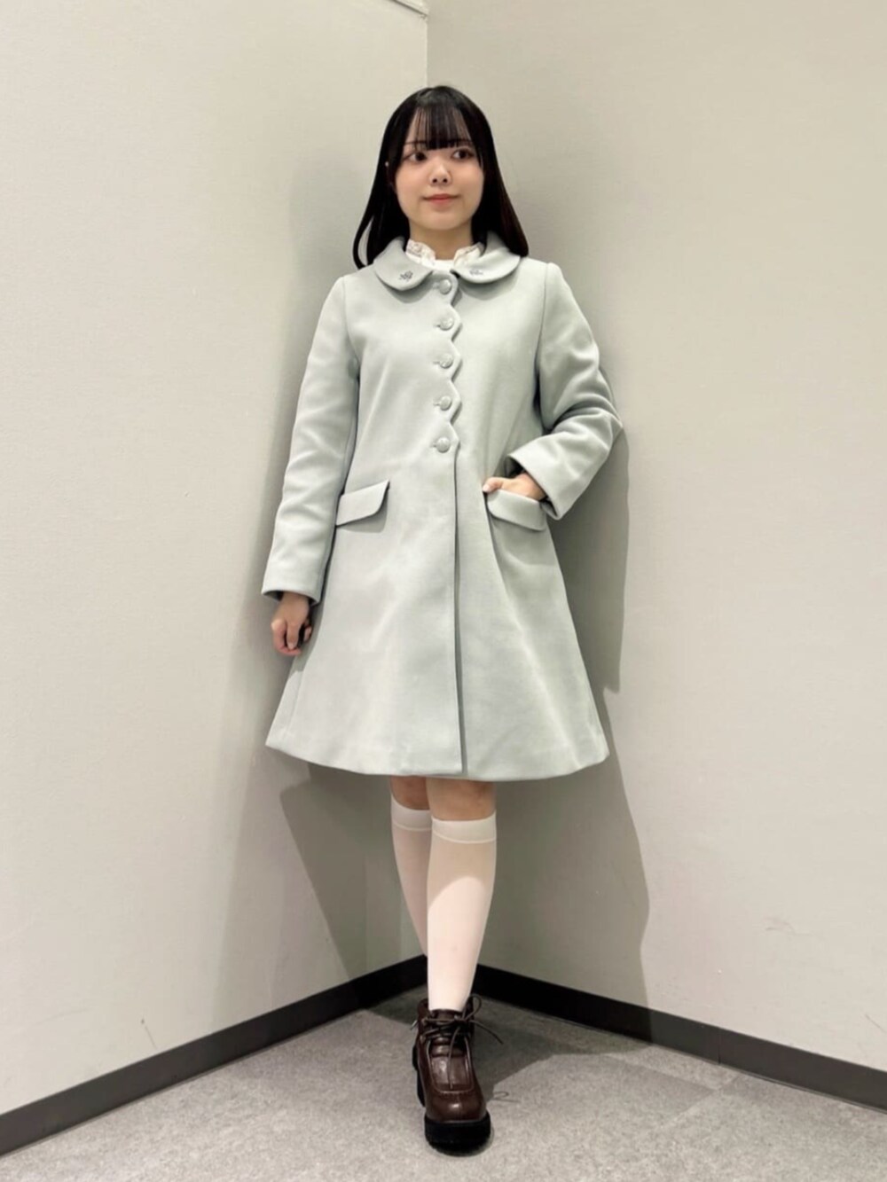 ホワイト系のシャツ/ブラウス、グリーン系のその他アウター、ブルー系のスカートを着用したレディースの秋コーディネートの2枚目の写真