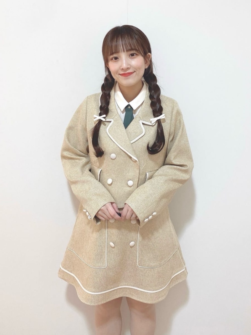 「fint、an another angelus、骨格ウェーブ、イエベ春、低身長、今日のコーデ、お出かけコーデ、プレッピー、セットアップスタイル、セットアップ、ジャケット、ミニスカート、ツイード、サッチェルバッグ、厚底シューズ」|「F i.n.tのダブルベルト縦型サッチェルバッグ(ハンドバッグ、ベージュ系)」を使った、F i.n.tさん(骨格ウェーブ・レディース・150cm)の春コーディネートの2枚目の写真