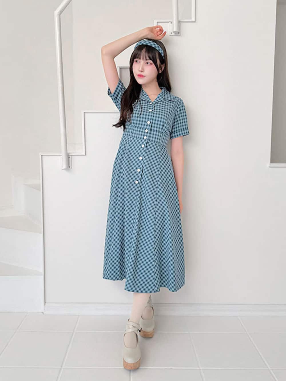 ホワイト系のパンプス、ブルー系のワンピース、ブルー系のカチューシャを着用したレディースの春コーディネートの3枚目の写真