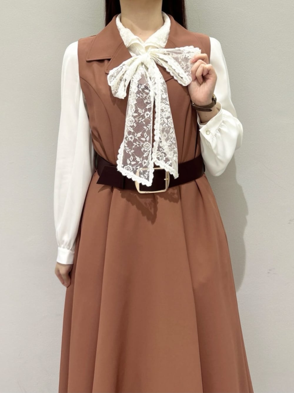 ブラウン系のローファー、ホワイト系のシャツ/ブラウス、レッド系のワンピースを着用したレディースの冬コーディネートの3枚目の写真