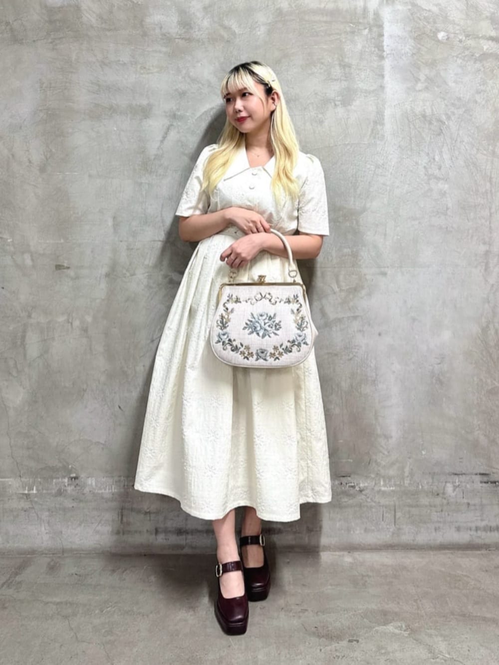 「アウトドアスタイル、fint、an another angelus、骨格ストレート、イエベ春、低身長、夏コーデ、お出かけコーデ、旅行、ワンピーススタイル、ワンピース、エンボス、刺繍、刺繍バッグ、厚底シューズ」｜「an another angelusのタイル風エンボス柄ワンピース（ワンピース、ホワイト系）」を使った、F i.n.tさん（骨格ストレート・レディース・153cm）の夏コーディネートの2枚目の写真
