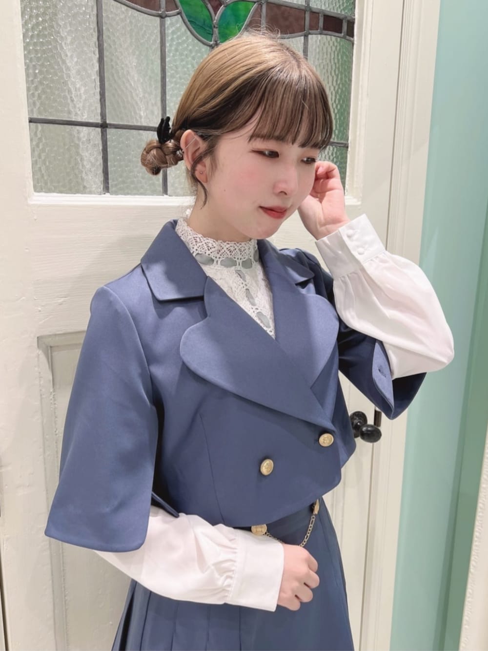 「fint、an another angelus、骨格ウェーブ、ブルベ夏、春コーデ、お出かけコーデ、今日のコーデ、セットアップスタイル、セットアップ、ケープ、ジャケット、プリーツスカート、グレー、ブラウス、厚底シューズ」｜「F i.n.tのビッグリボン厚底パンプス（パンプス、ブラック系）」を使った、F i.n.tさん（骨格ウェーブ・レディース・160cm）の春コーディネートの2枚目の写真