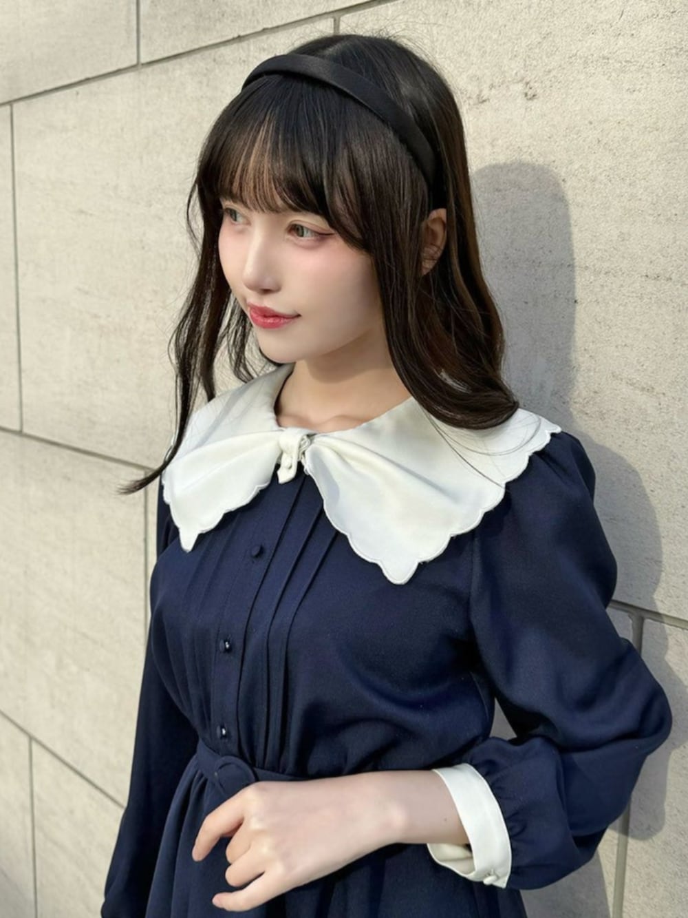 ブラック系のパンプス、ブルー系のワンピースを着用したレディースの春コーディネートの2枚目の写真