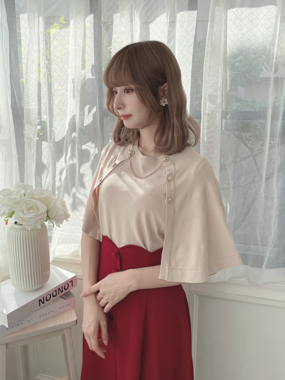 レッド系のスカートを着用したレディースの夏コーディネートの3枚目の写真