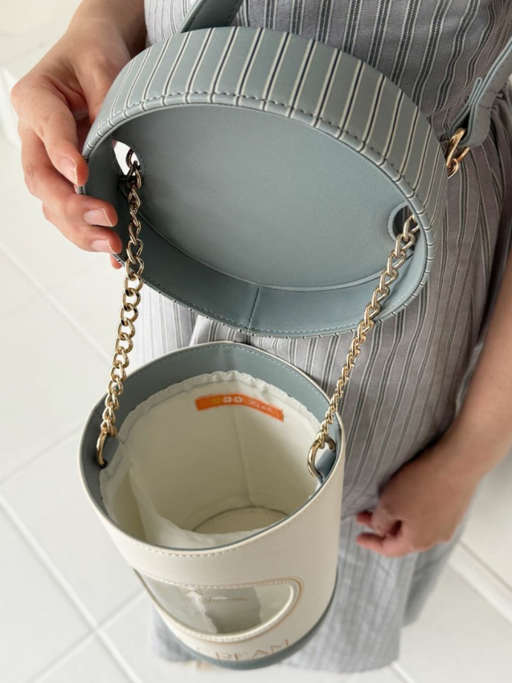 ブルー系のワンピースを着用したレディースの春コーディネートの3枚目の写真