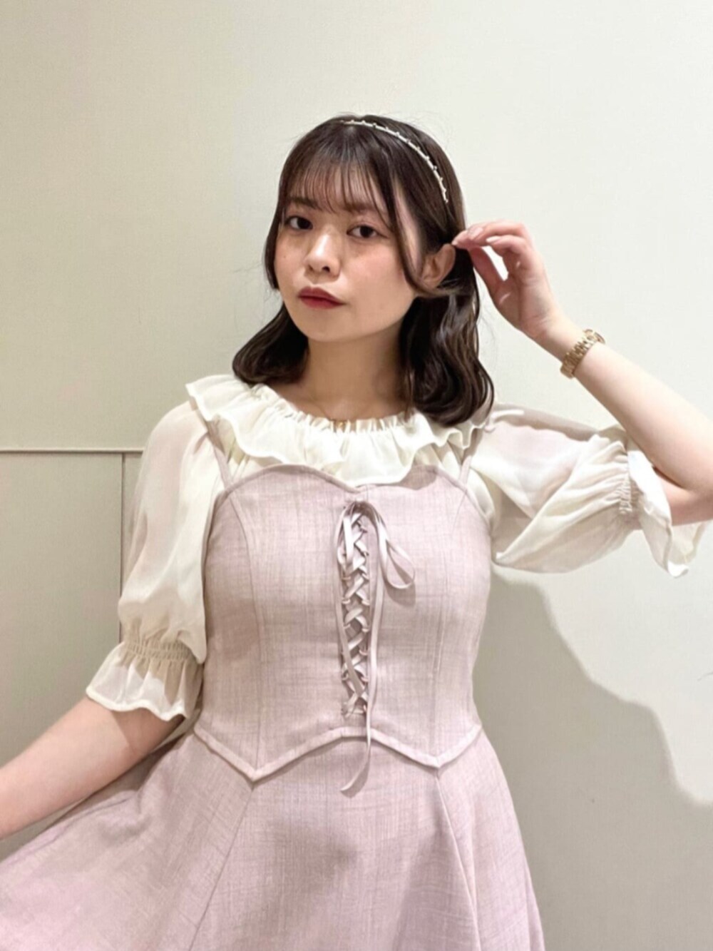 ピンク系のワンピース、ホワイト系のTシャツ/カットソー、ホワイト系のサンダルを着用したレディースの夏コーディネートの4枚目の写真