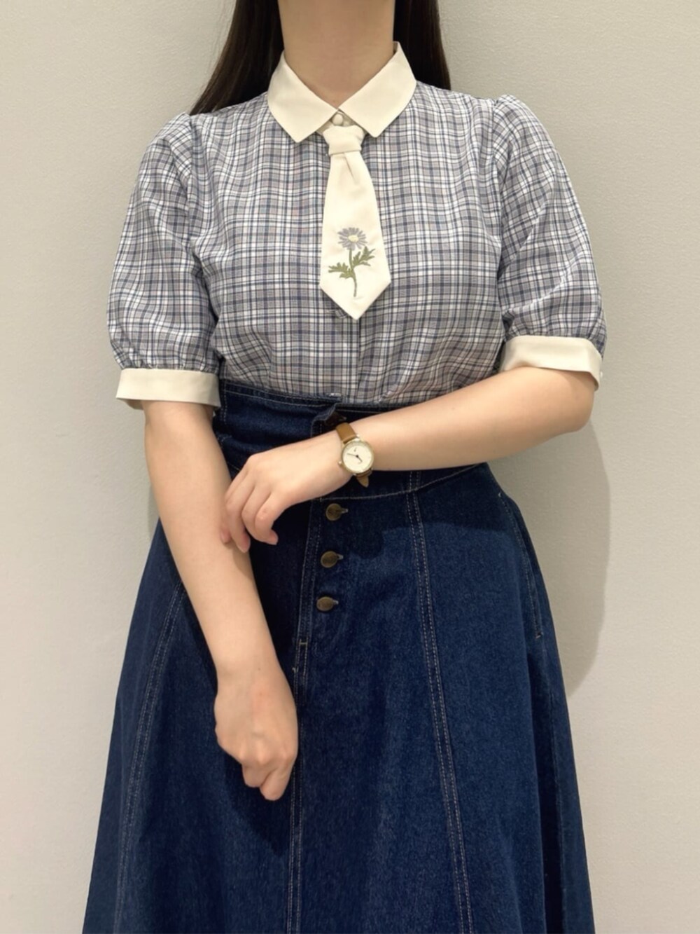 「fint、an another angelus、骨格ウェーブ、イエベ春、低身長、春コーデ、プレッピー、ブラウス、チェック、刺繍、デニム、デニムスカート、ボレロ、クロシェ、サッチェルバッグ」｜「F i.n.tのダブルベルト縦型サッチェルバッグ（ハンドバッグ、ブルー系）」を使った、F i.n.tさん（骨格ウェーブ・レディース・153cm）の春コーディネートの3枚目の写真