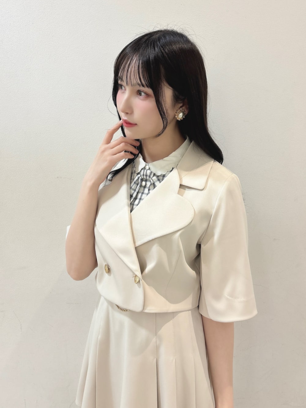 「fint、an another angelus、骨格ウェーブ、骨格ナチュラル、ブルベ、春コーデ、お出かけコーデ、セットアップスタイル、セットアップ、ジャケット、ケープ、プリーツスカート、ホワイト、ブラウス、厚底サンダル」｜「F i.n.tの【セットアップ対応】クレリック衿ドビーチェックペプラムブラウス（シャツ/ブラウス、ホワイト系）」を使った、F i.n.tさん（骨格ウェーブ・レディース・157cm）の春コーディネートの3枚目の写真
