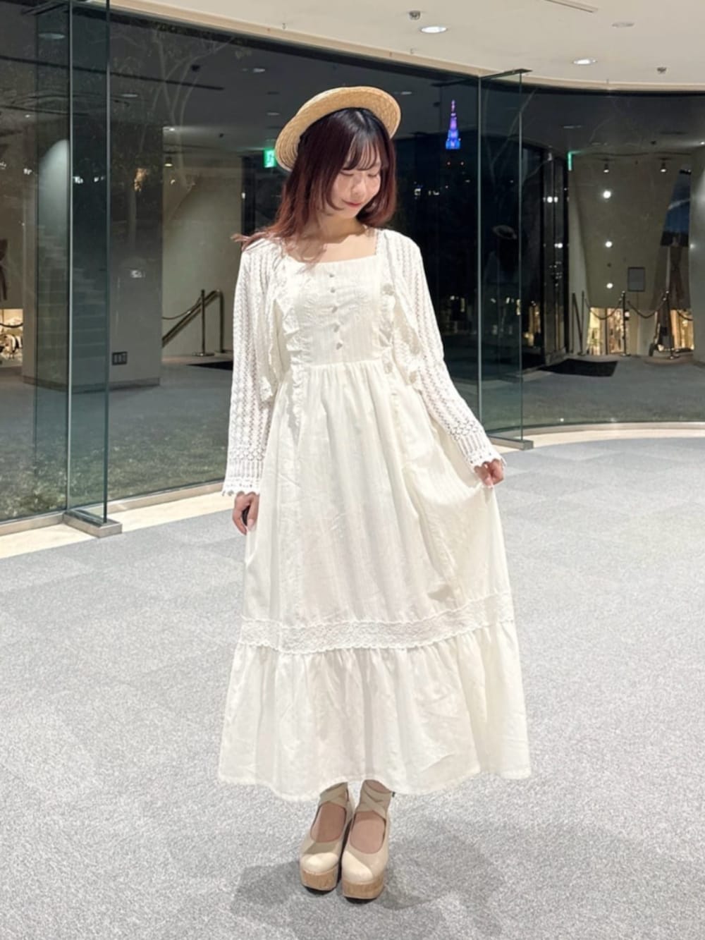 ホワイト系のパンプス、ホワイト系のハンドバッグ、ホワイト系のカーディガン/ボレロを着用したレディースの春コーディネートの2枚目の写真