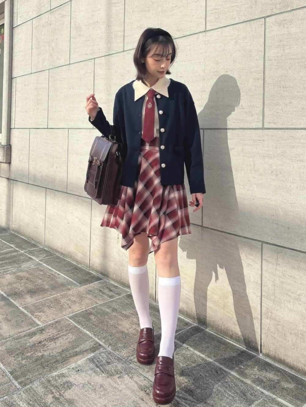 「fint、an another angelus、骨格ウェーブ、イエベ春、冬のコーデ、秋冬コーデ、カーディガン、ニット、ブラウス、ネクタイ、スカート、チェックスカート、チェック、赤、ローファー」｜「F i.n.tのダブルベルト縦型サッチェルバッグ（ハンドバッグ、ブラウン系）」を使った、F i.n.tさん（骨格ウェーブ・レディース・165cm）の冬コーディネートの2枚目の写真