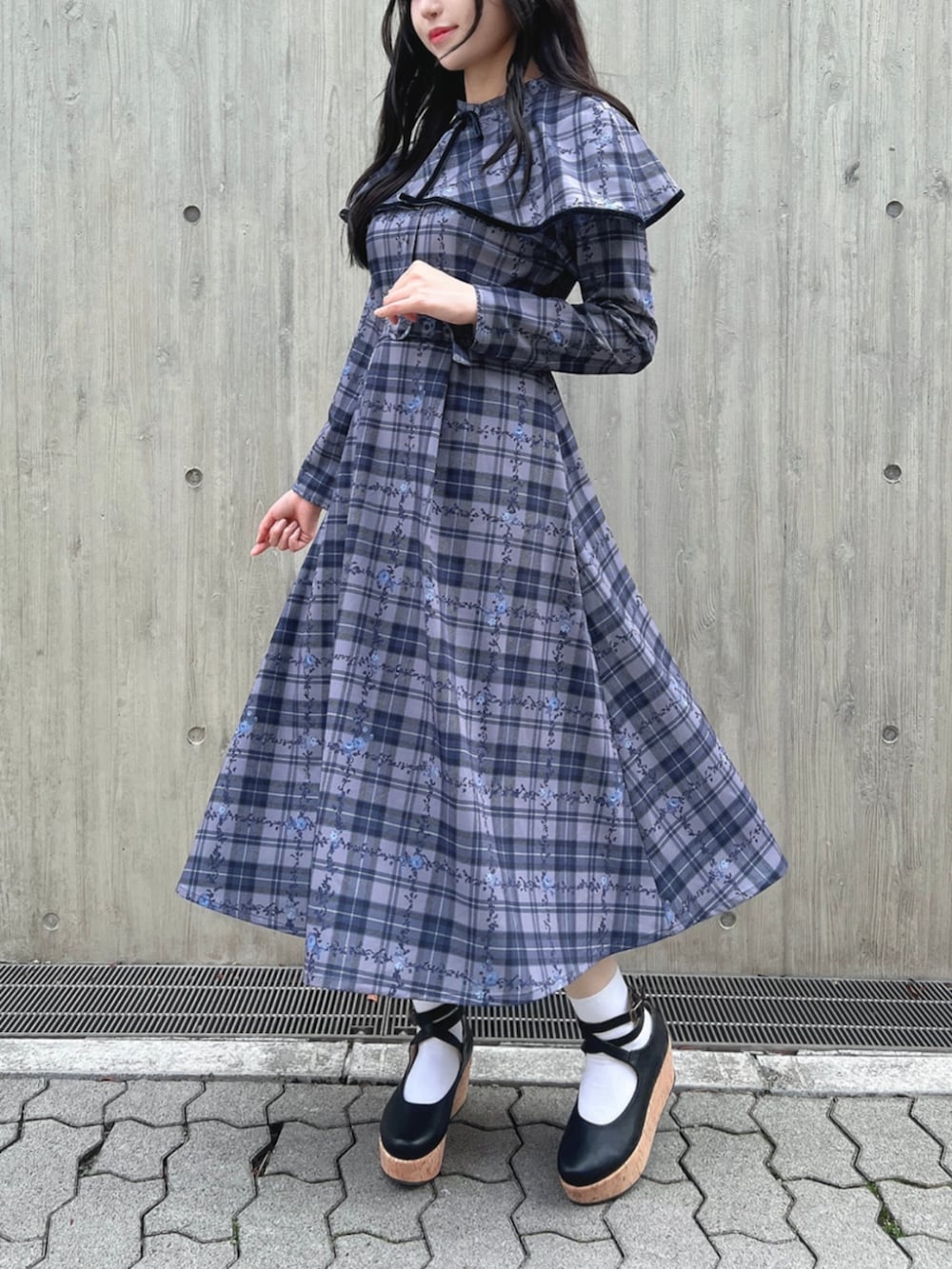 ブラック系のパンプス、ブルー系のワンピースを着用したレディースの秋コーディネートの3枚目の写真