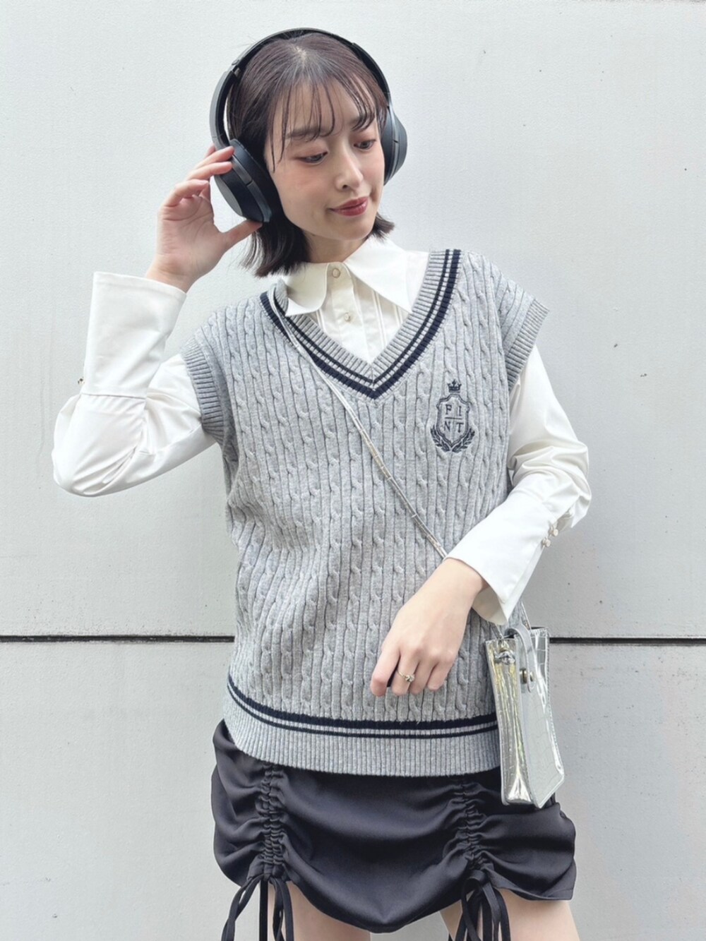 「fint、an another angelus、モノトーン、モノトーンコーデ、プレッピー、骨格ウェーブ、イエベ春、ブラウス、ニット、ベスト、刺繍、ミニスカート、ドロスト、リボン、ブーツ」｜「an another angelusのロングポイントカラーシャツ（シャツ/ブラウス、ホワイト系）」を使った、F i.n.tさん（レディース・165cm）の冬コーディネートの2枚目の写真