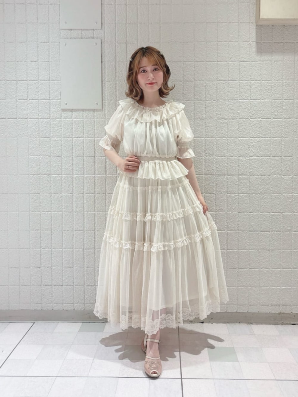 ホワイト系のシャツ/ブラウス、ホワイト系のスカートを着用したレディースの夏コーディネートの2枚目の写真