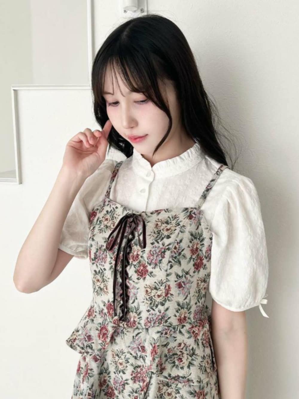 ホワイト系のシャツ/ブラウス、ブルー系のハンドバッグ、ホワイト系のワンピースを着用したレディースの秋コーディネートの3枚目の写真