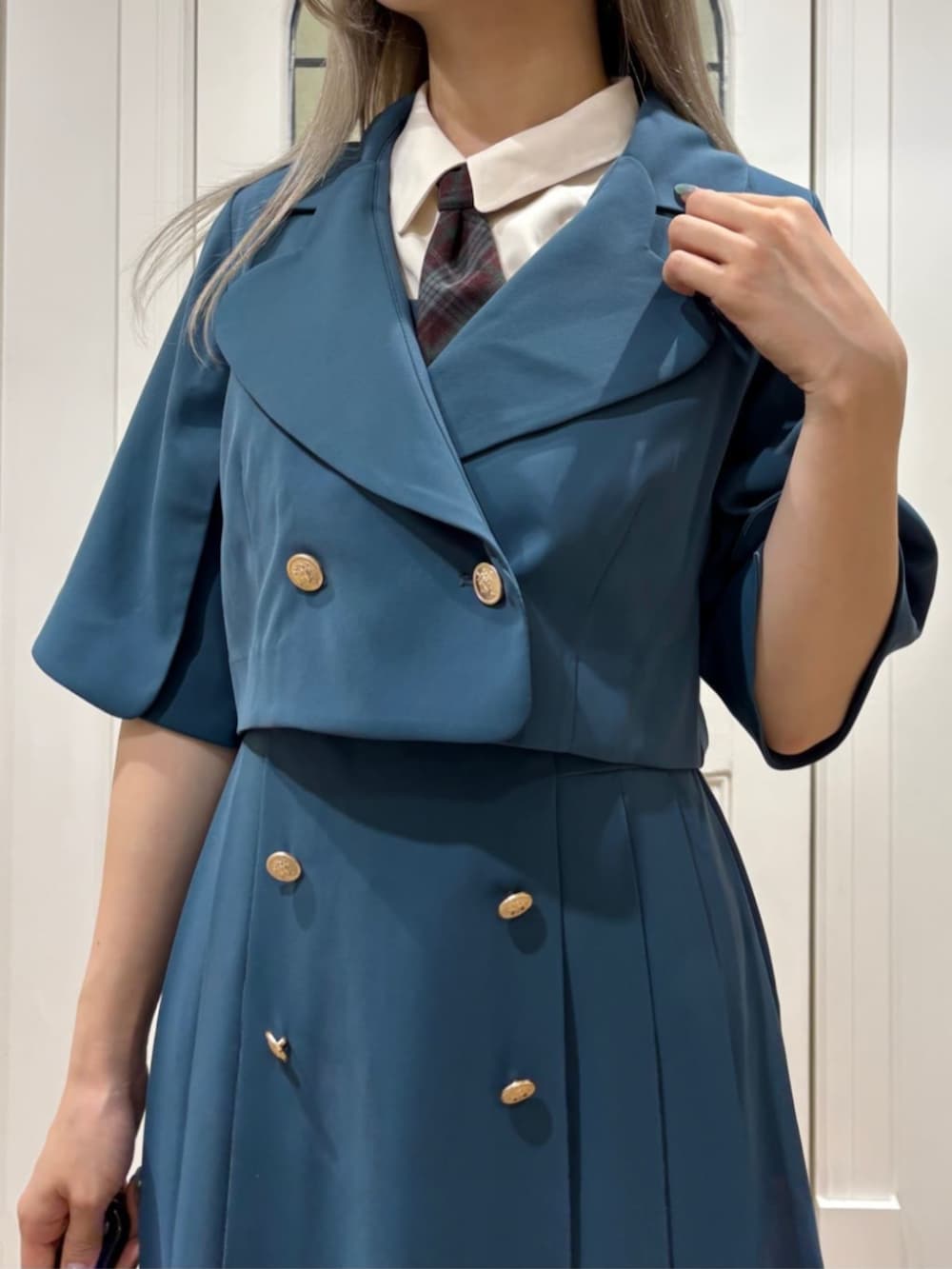 ブラウン系のローファー、ホワイト系のTシャツ/カットソー、ブルー系のジャンパースカートを着用したレディースの夏コーディネートの3枚目の写真