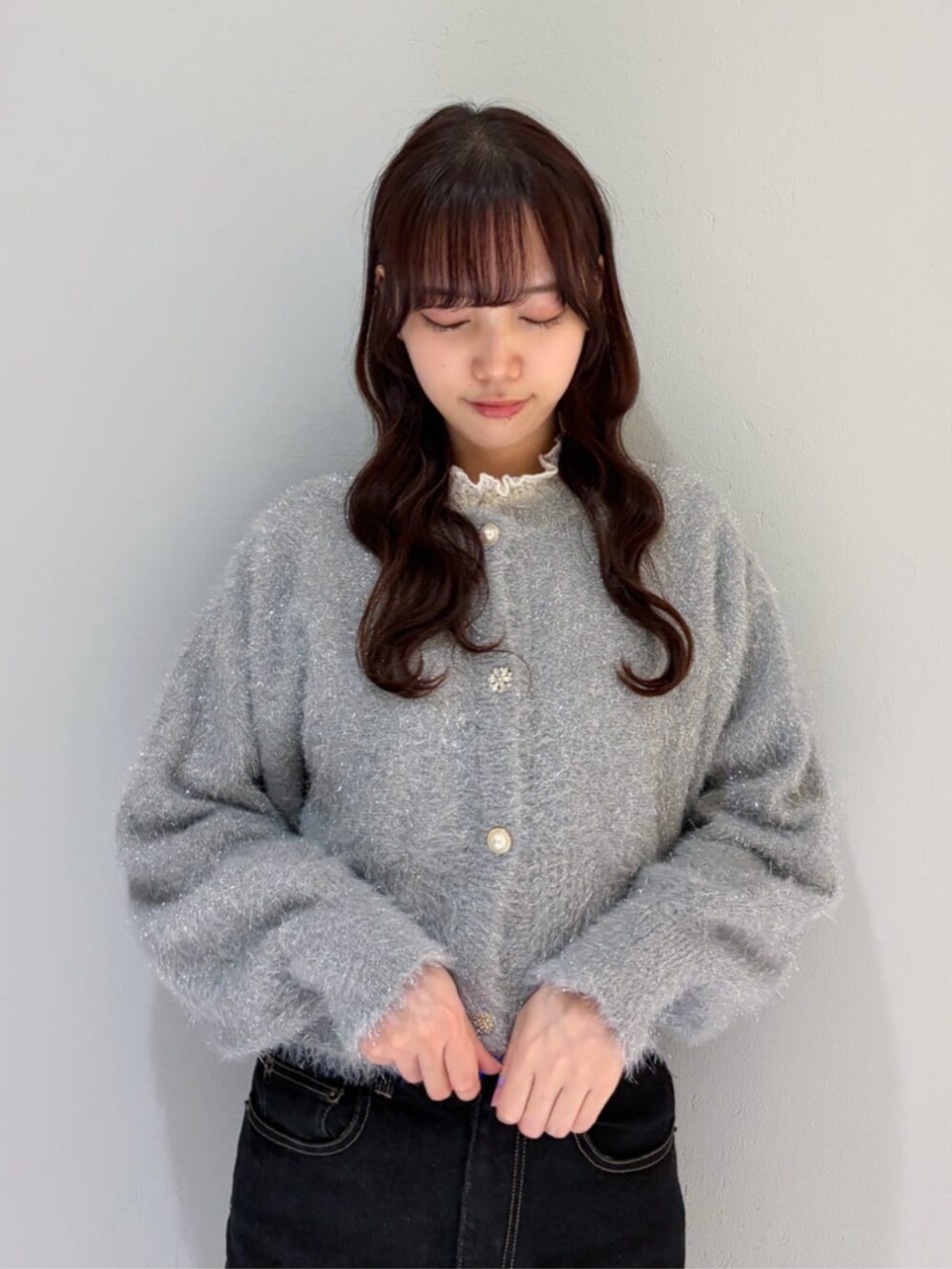 ブラック系のパンプス、ブラック系のハンドバッグ、ホワイト系のTシャツ/カットソーを着用したレディースの秋コーディネートの2枚目の写真