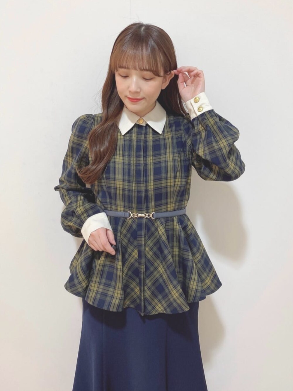 ブラック系のパンプス、ブラック系のハンドバッグ、ブルー系のシャツ/ブラウスを着用したレディースの冬コーディネートの2枚目の写真