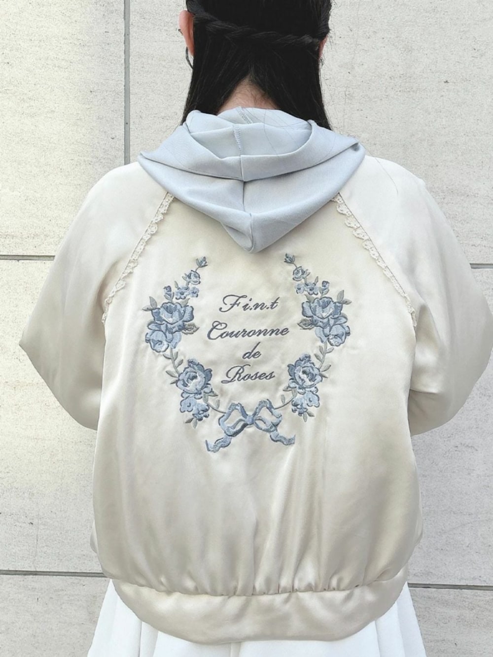 ホワイト系のスカート、ブラック系のバレエシューズ、ホワイト系のブルゾンを着用したレディースの春コーディネートの3枚目の写真