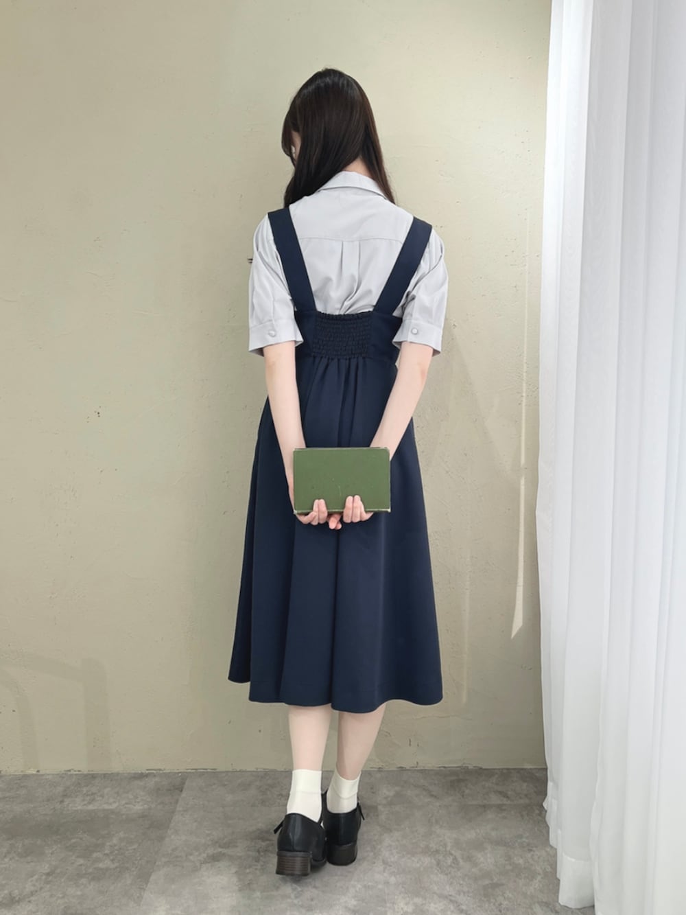 「fint、an another angelus、骨格ウェーブ、骨格ナチュラル、ブルべ、夏コーデ、お出かけコーデ、秋コーデ、秋服準備はじめました、レトロ、シャツ、ネクタイ、チェック、ジャンパースカート、ローファー」｜「F i.n.tのストラップローファー（ローファー、ブラック系）」を使った、F i.n.tさん（骨格ウェーブ・レディース・157cm）の夏コーディネートの2枚目の写真