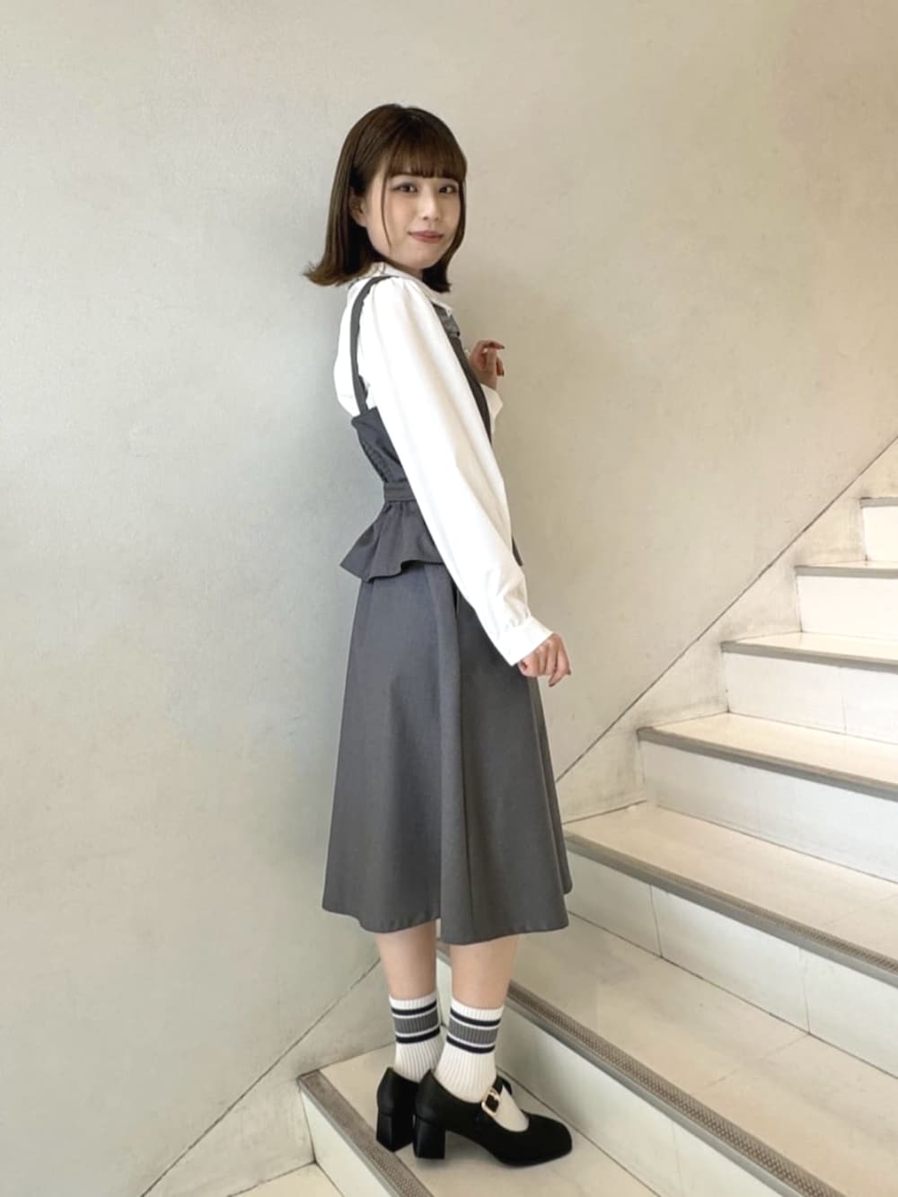 「fint、an another angelus、イエベ、骨格ウェーブ、お出かけコーデ、ガーリーコーデ、プレッピー、モノトーンコーデ、モノトーン、クラシカル、ジャンパースカート、レイヤード風、グレー、ネクタイ、レース」｜「F i.n.tのロングレースタイ付きブラウス（シャツ/ブラウス、ホワイト系）」を使った、F i.n.tさん（レディース・159cm）の秋コーディネートの2枚目の写真