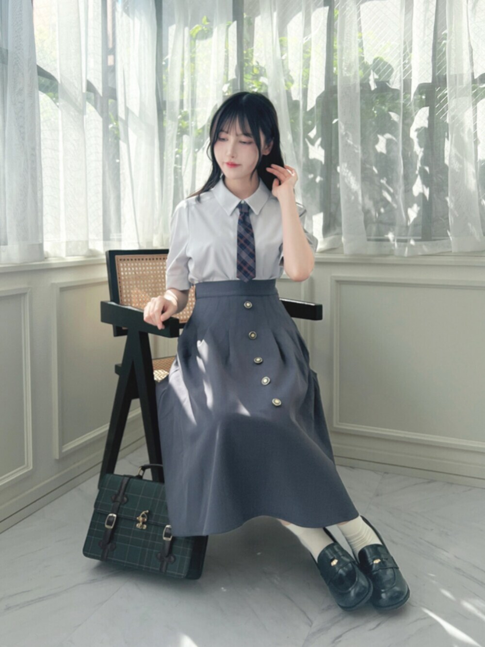 グレー系のTシャツ/カットソー、グレー系のセットアップ、ブラック系のローファーを着用したレディースの夏コーディネートの2枚目の写真