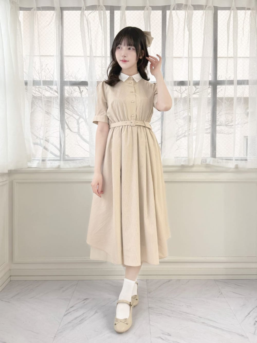 ベージュ系のバレエシューズ、ベージュ系のシャツワンピース、ホワイト系のバレッタ/ヘアクリップを着用したレディースの春コーディネートの2枚目の写真