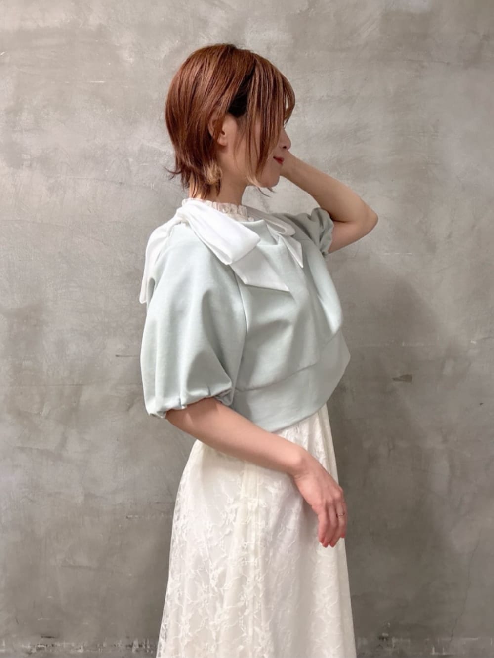 ホワイト系のサンダル、グレー系のTシャツ/カットソーを着用したレディースの春コーディネートの3枚目の写真