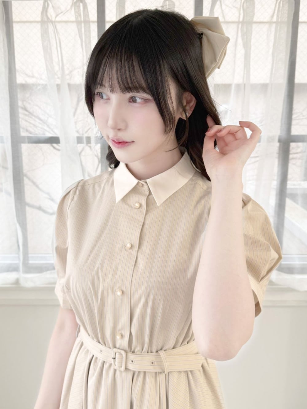 ベージュ系のバレエシューズ、ベージュ系のシャツワンピース、ホワイト系のバレッタ/ヘアクリップを着用したレディースの春コーディネートの3枚目の写真