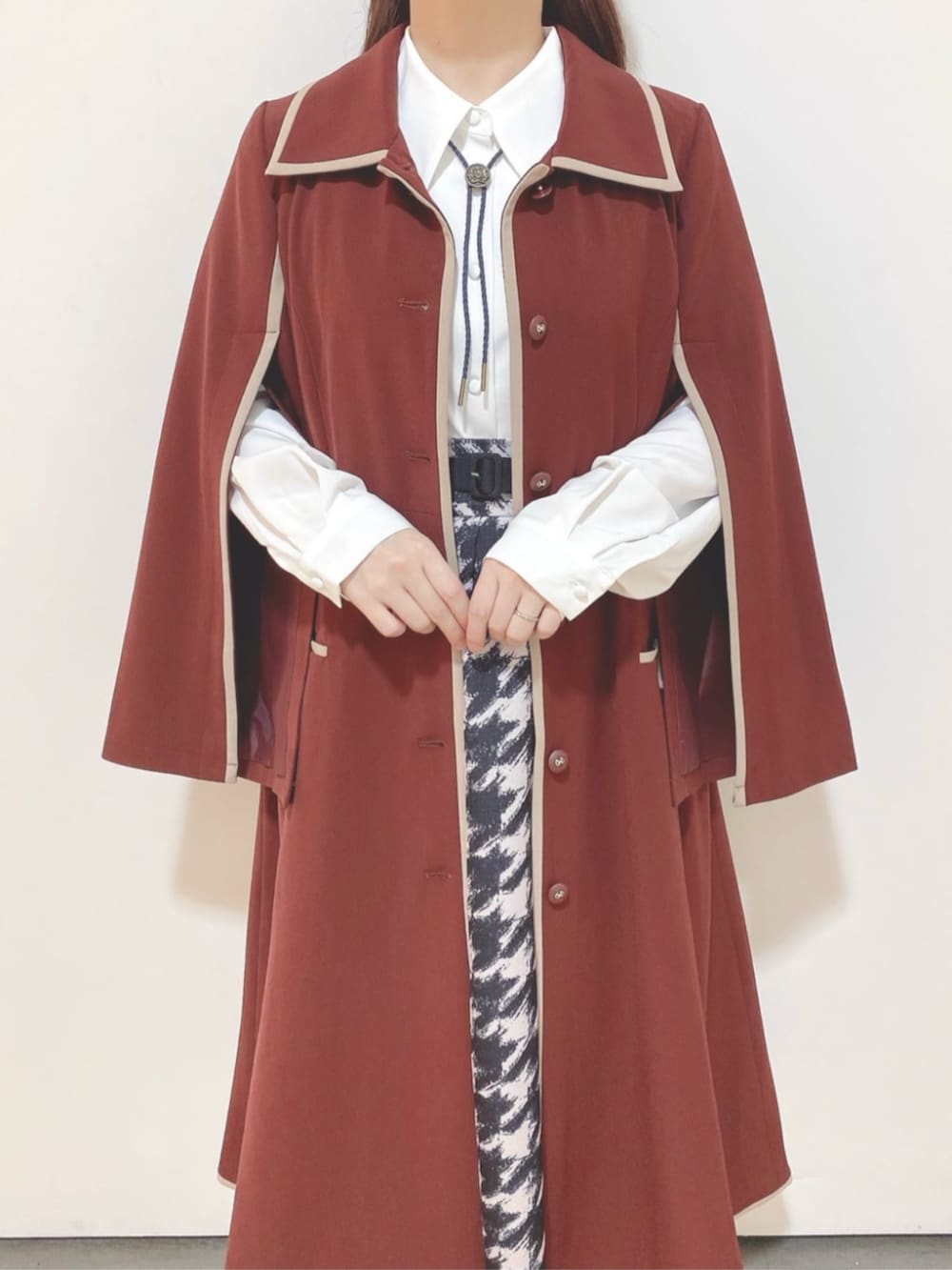 「150cm~154cm、骨格ウェーブ、an another angelus、おでかけコーデ、イエベ春、24AW秋の新作、レトロ、長袖ブラウス、パンプス、秋色コーデ、スカート、ベレー帽、トレンチコート、千鳥柄、コート」|「an another angelusのバイカラーケープスリーブコート(その他アウター、レッド系)」を使った、F i.n.tさん(レディース・150cm)の秋コーディネートの6枚目の写真