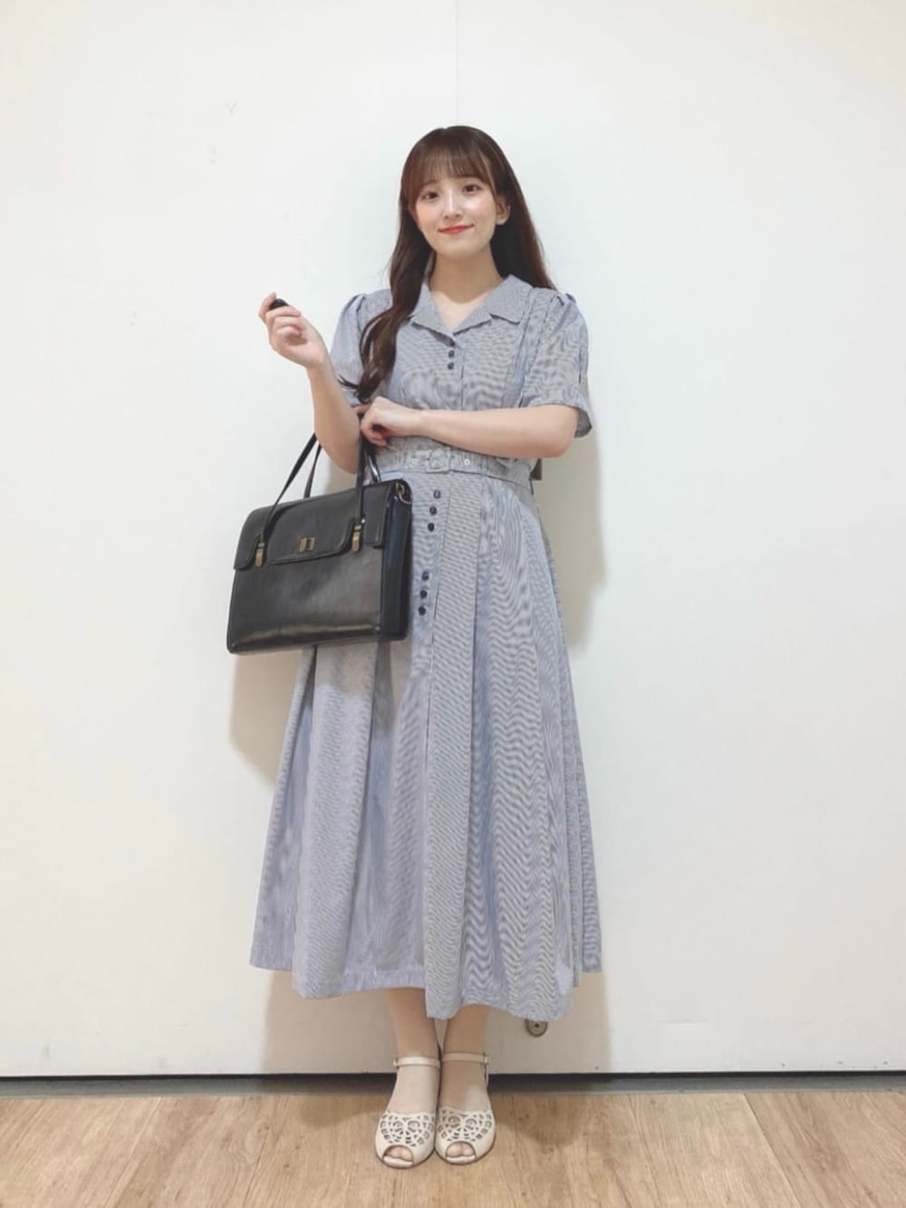 ホワイト系のサンダル、ホワイト系のシャツワンピースを着用したレディースの夏コーディネートの3枚目の写真