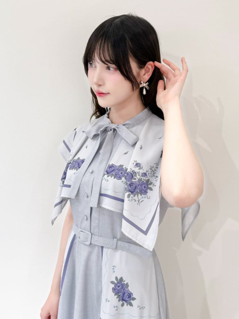ブラック系のパンプス、ブルー系のワンピースを着用したレディースの春コーディネートの2枚目の写真