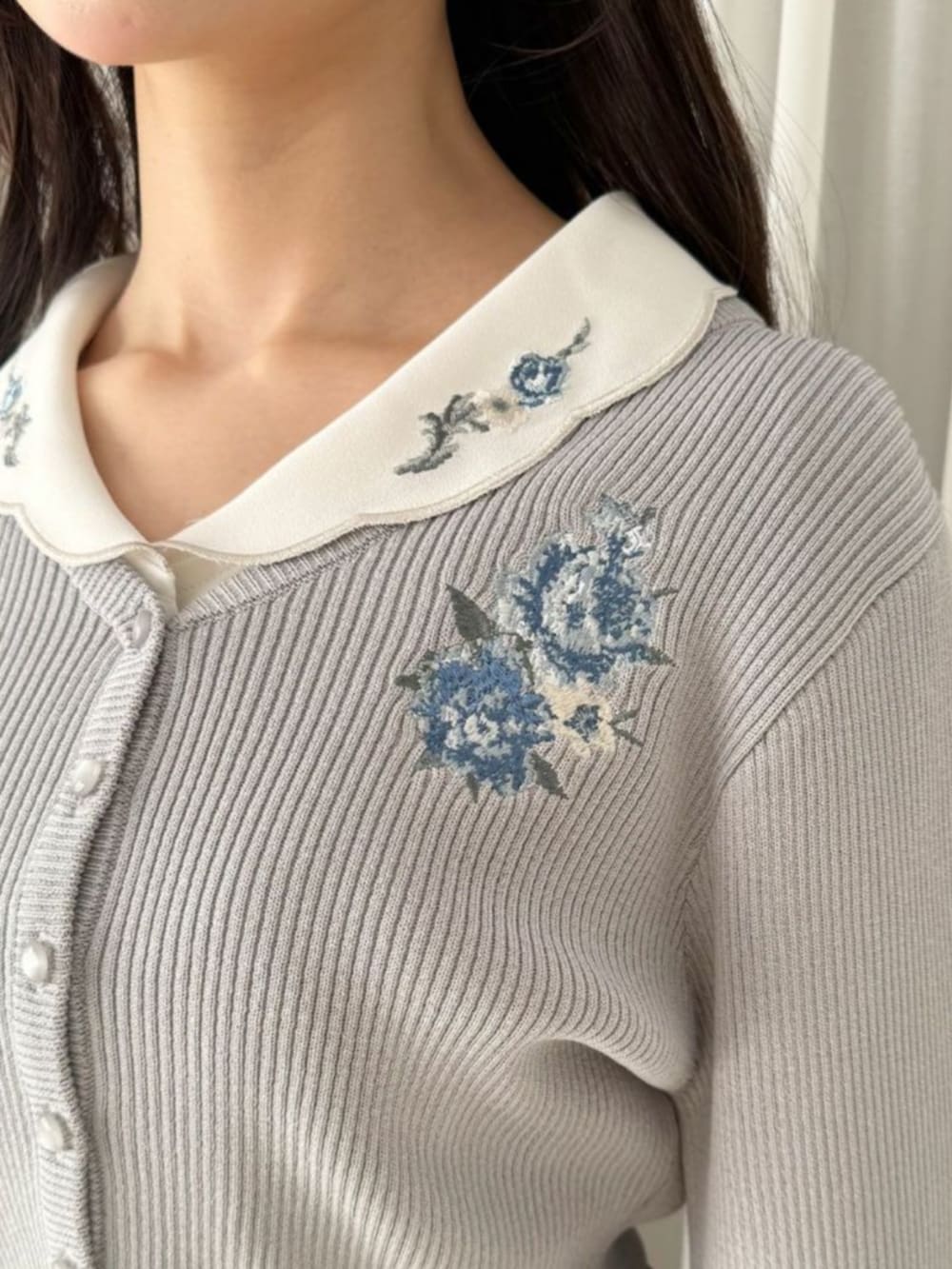 ブラック系のローファー、ブルー系のスカート、ホワイト系のシャツ/ブラウスを着用したレディースの冬コーディネートの2枚目の写真