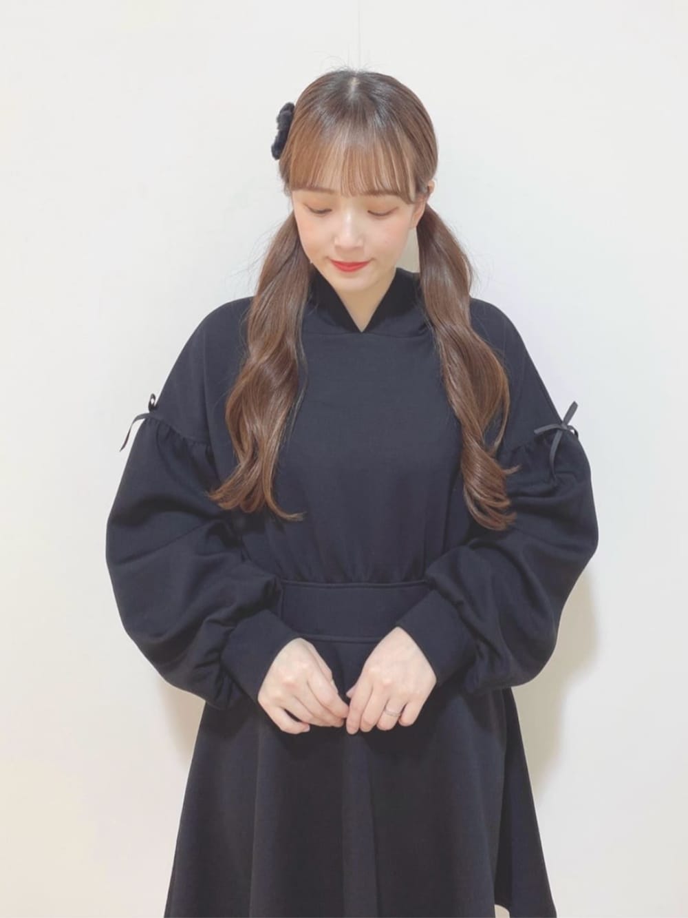 ブラック系のハンドバッグ、ブラック系のローファー、ブラック系のワンピースを着用したレディースの秋コーディネートの2枚目の写真