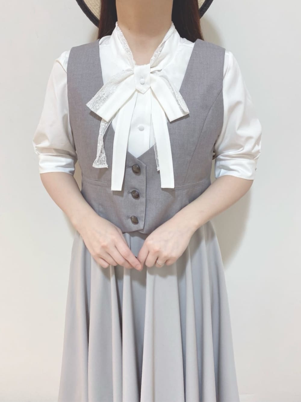 「fint、an another angelus、骨格ウェーブ、イエベ春、低身長、春コーデ、レトロ、テーマパークコーデ、お出かけコーデ、ブラウス、リボン、ベスト、スカート、パニエ、パンプス」｜「an another angelusのクロスタイデザインバッグ（ハンドバッグ、ブラック系）」を使った、F i.n.tさん（骨格ウェーブ・レディース・150cm）の春コーディネートの5枚目の写真