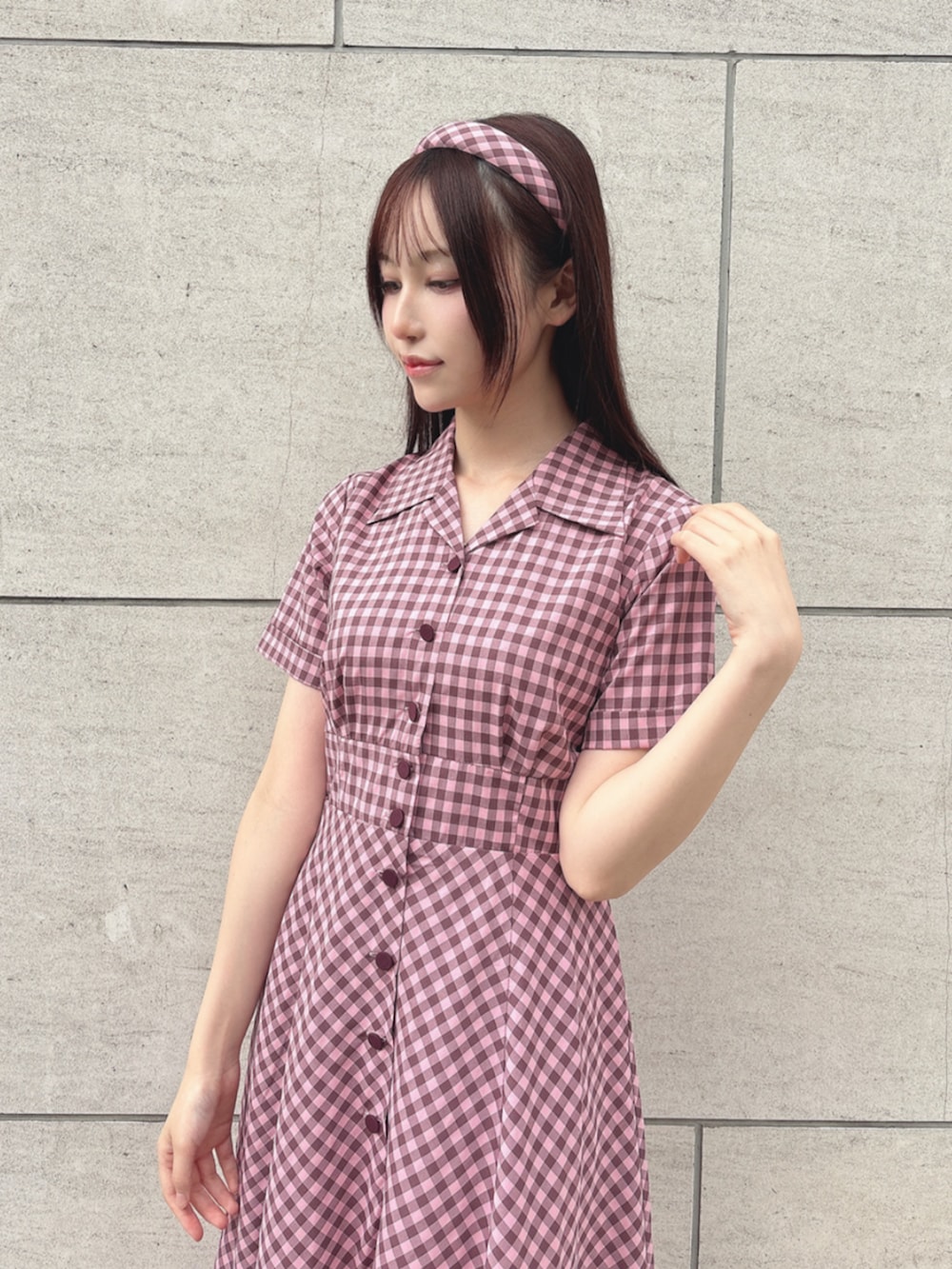 ピンク系のワンピースを着用したレディースの春コーディネートの2枚目の写真