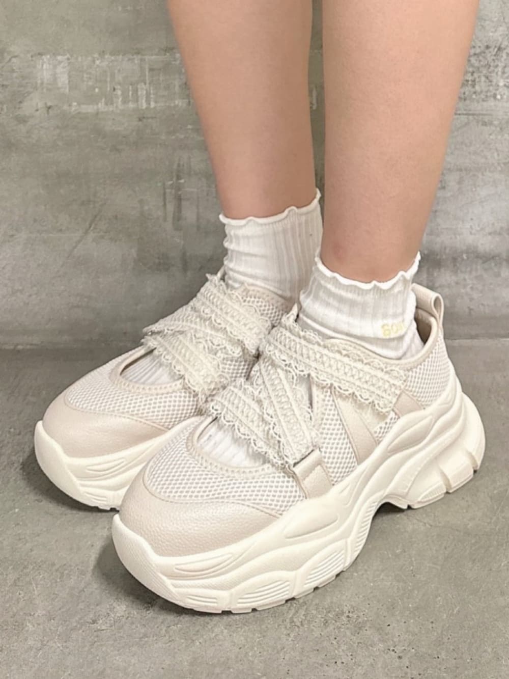 ホワイト系のスニーカー、ホワイト系のハンドバッグ、ブルー系のワンピースを着用したレディースの春コーディネートの4枚目の写真