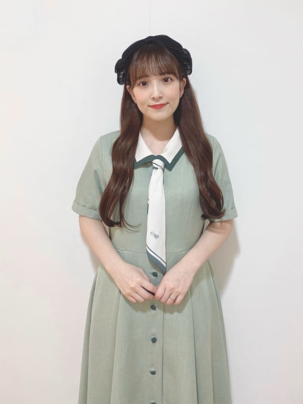 ホワイト系のサンダル、グリーン系のワンピース、グリーン系のシャツ/ブラウスを着用したレディースの夏コーディネートの2枚目の写真