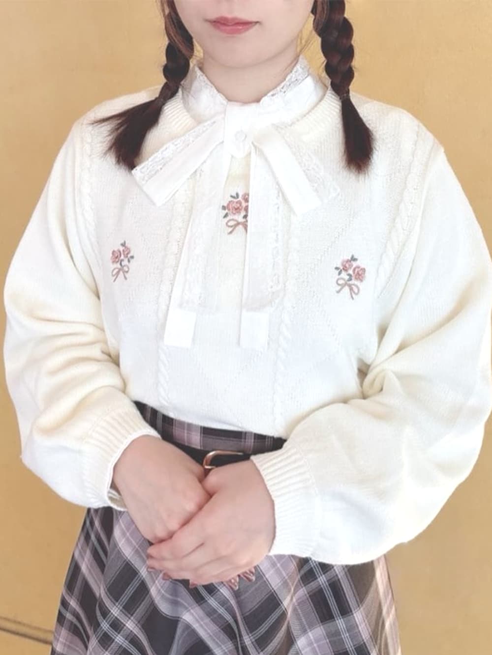 ブラウン系のスカート、ホワイト系のシャツ/ブラウス、ホワイト系のニット/セーターを着用したレディースの冬コーディネートの2枚目の写真