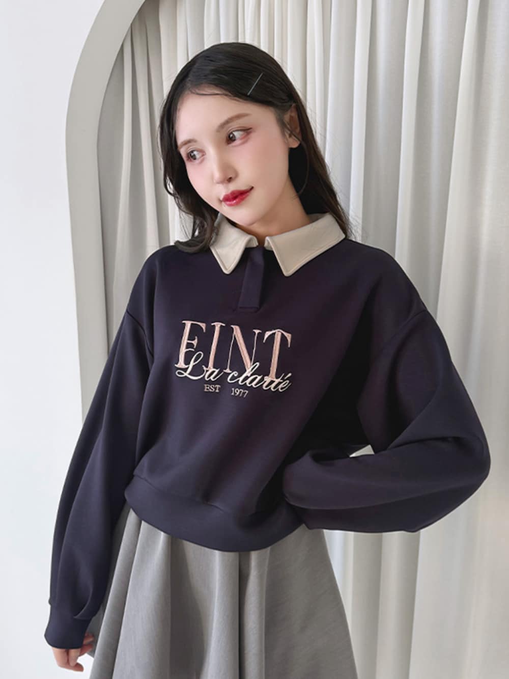 グレー系のスカート、ブラック系のブーツ、ブルー系のスウェットを着用したレディースの冬コーディネートの3枚目の写真