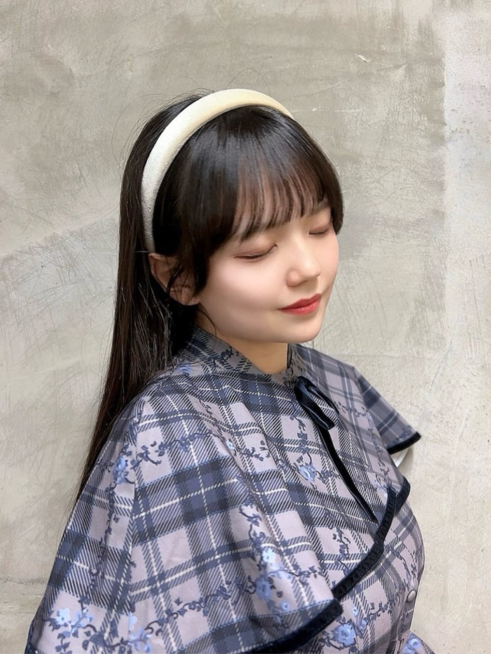 ブラック系のパンプス、ブルー系のワンピースを着用したレディースの秋コーディネートの2枚目の写真