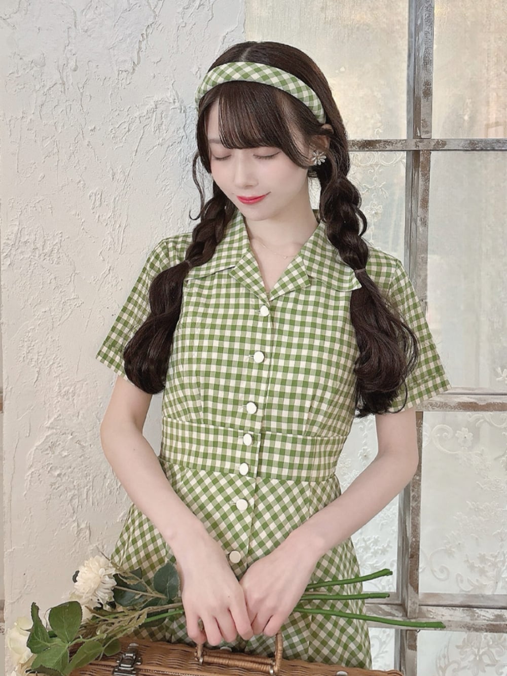 ホワイト系のワンピース、ホワイト系のカチューシャを着用したレディースの春コーディネートの3枚目の写真