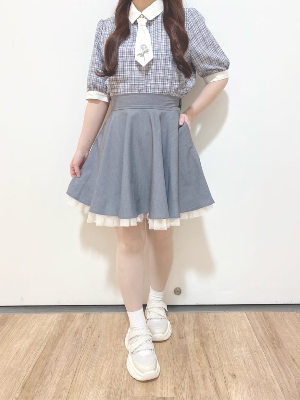 「チェック、リボン、低身長、イエベ春、骨格ウェーブ、春服、150cm台コーデ、チュール、クレリック、ネクタイ、刺繍、花刺繍、ヘアピン」｜「F i.n.tの裾チュールサーキュラーミニスカート（スカート、グレー系）」を使った、F i.n.tさん（骨格ウェーブ・レディース・150cm）の春コーディネートの3枚目の写真